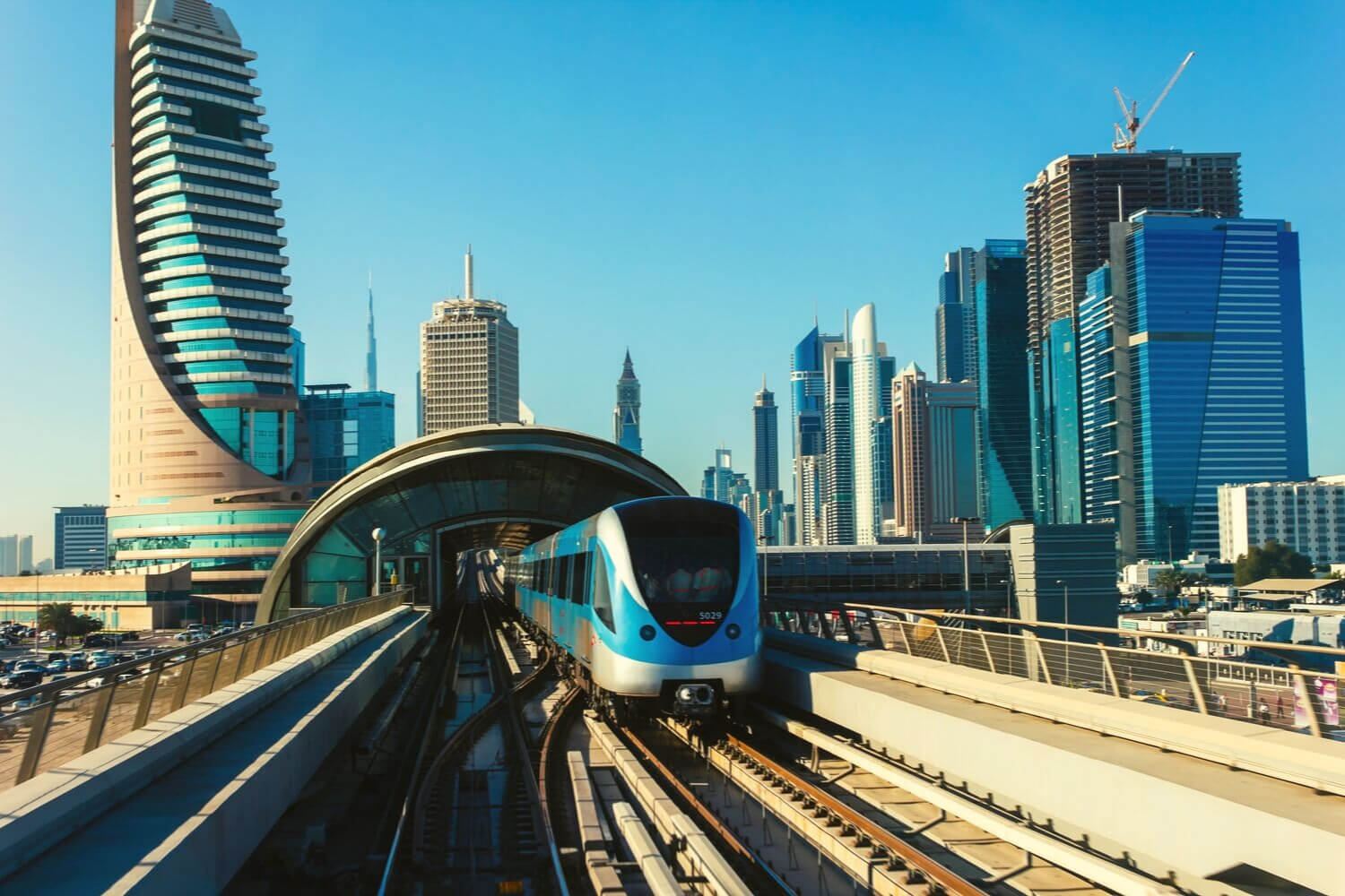 Dubai Metro traini leaving a station